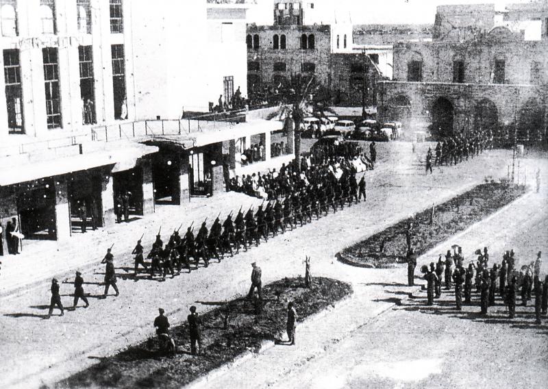 Un défilé en l'honneur de la victoire de l'armée britannique, comprenant les soldats juifs israéliens, dans les rues de Benghazi
